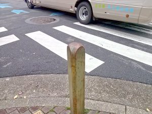 ガードレールで車をブロック